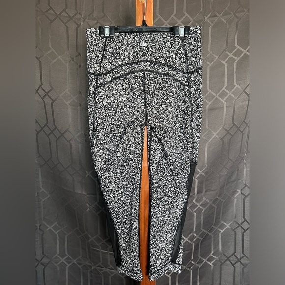 Lululemon Sole Training Crop Size 4 - Picture 5 of 6